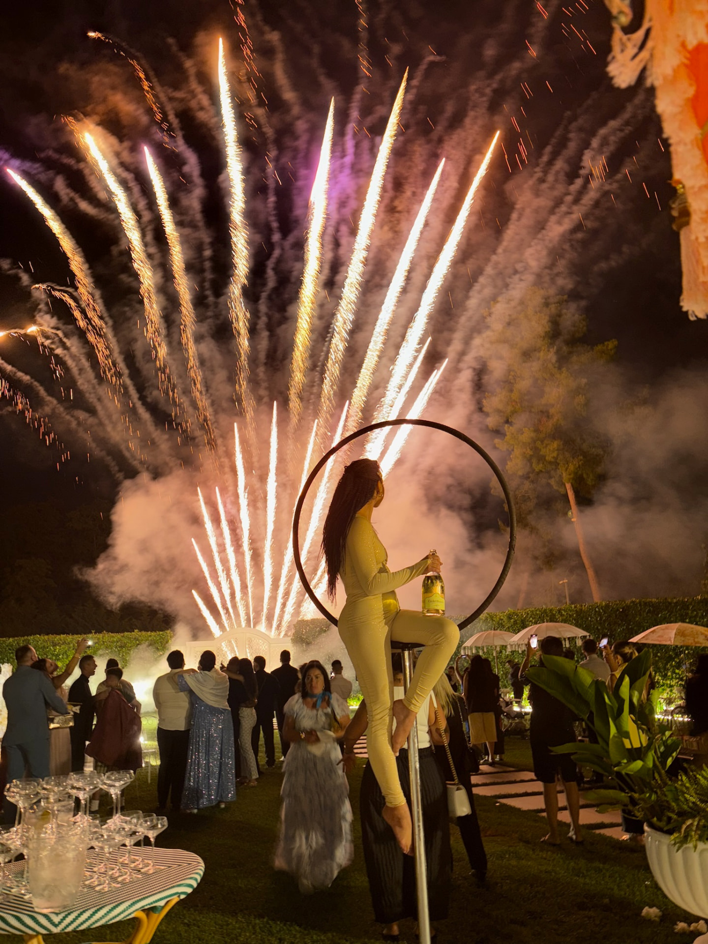 Performer al cerchio con fuochi d’artificio dorati